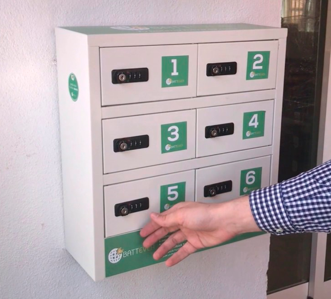 instalacion gabinete para guardar celulares